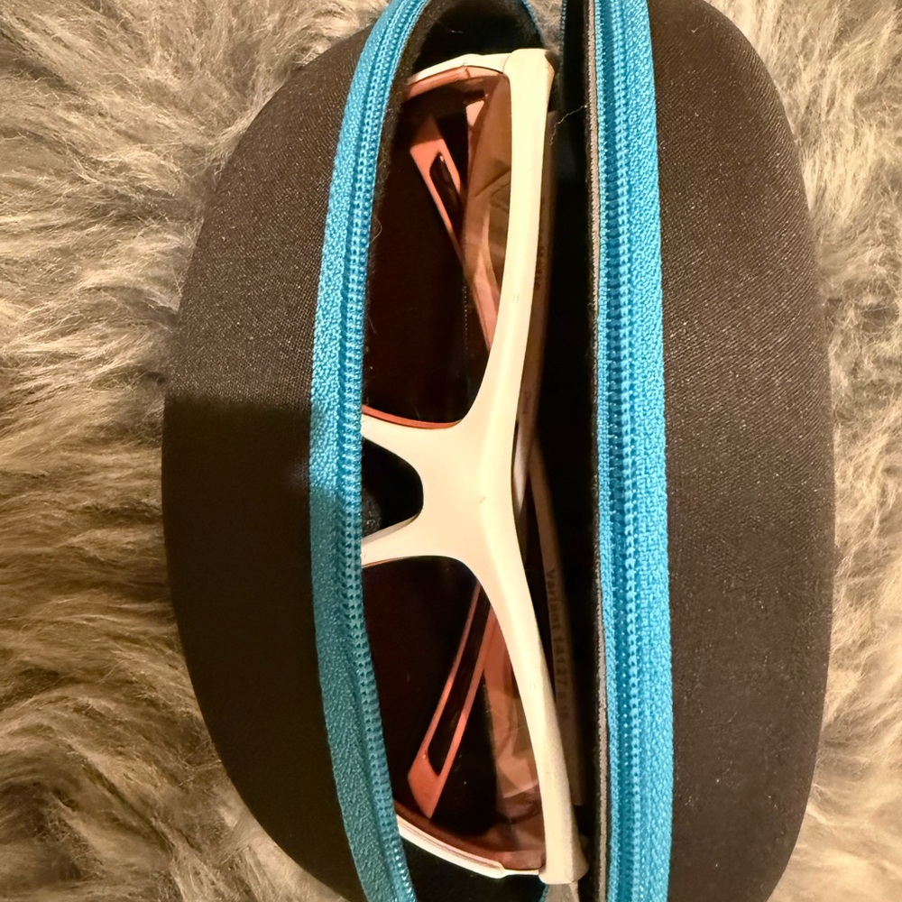 Optic nerve White Frame Sunglasses with Pink Lenses in Black Case
